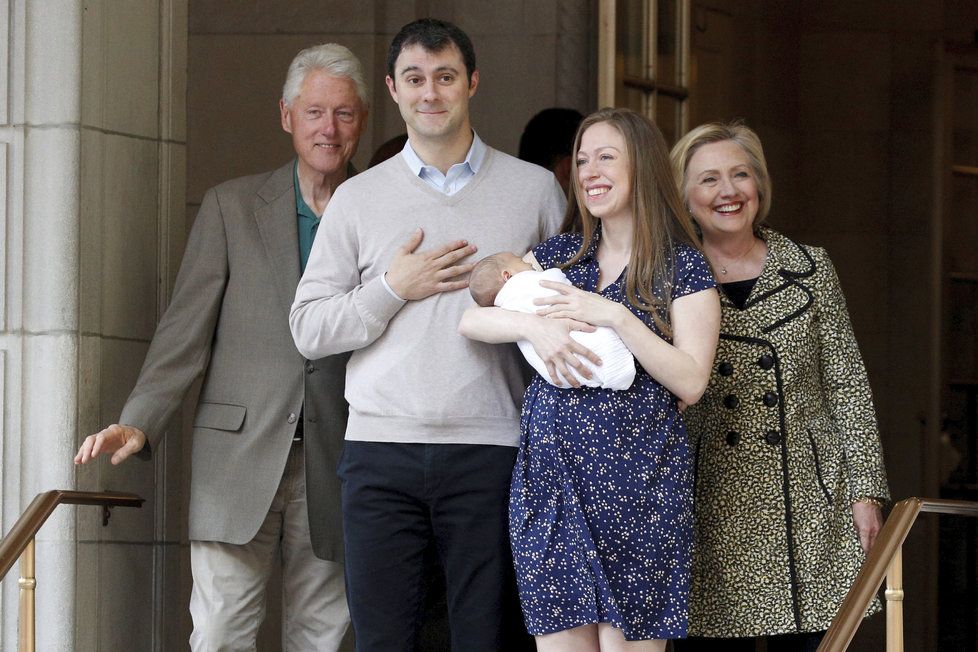 V roce 2016 Chelsea Clintonová a Marc Mezvinsky přivítali syna Aidana. Při odchodu z porodnice je doprovázeli Hillary a Bill Clintonovi.