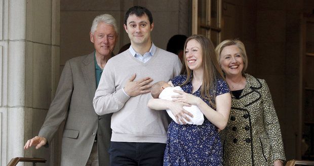 Ke Clintonovým přiletí čáp. Dcera Chelsea (38) oznámila třetí těhotenství 