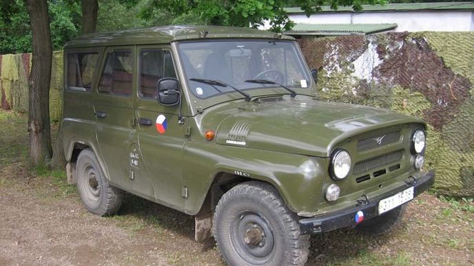 Vůz UAZ 469. Tyto vozy vojáci stále používají, byly však vyrobeny ještě v době Sovětského svazu.