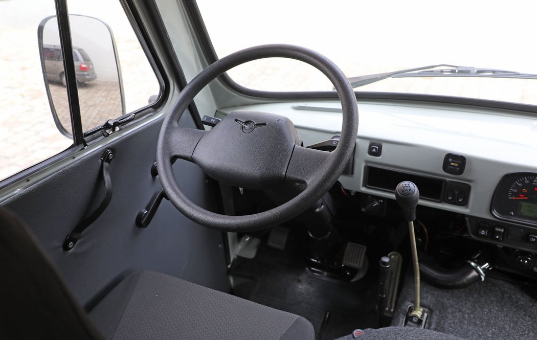 UAZ 2206 Buchanka