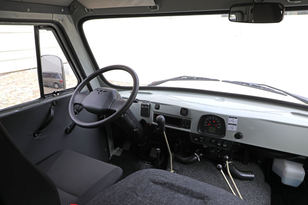 UAZ 2206 Buchanka