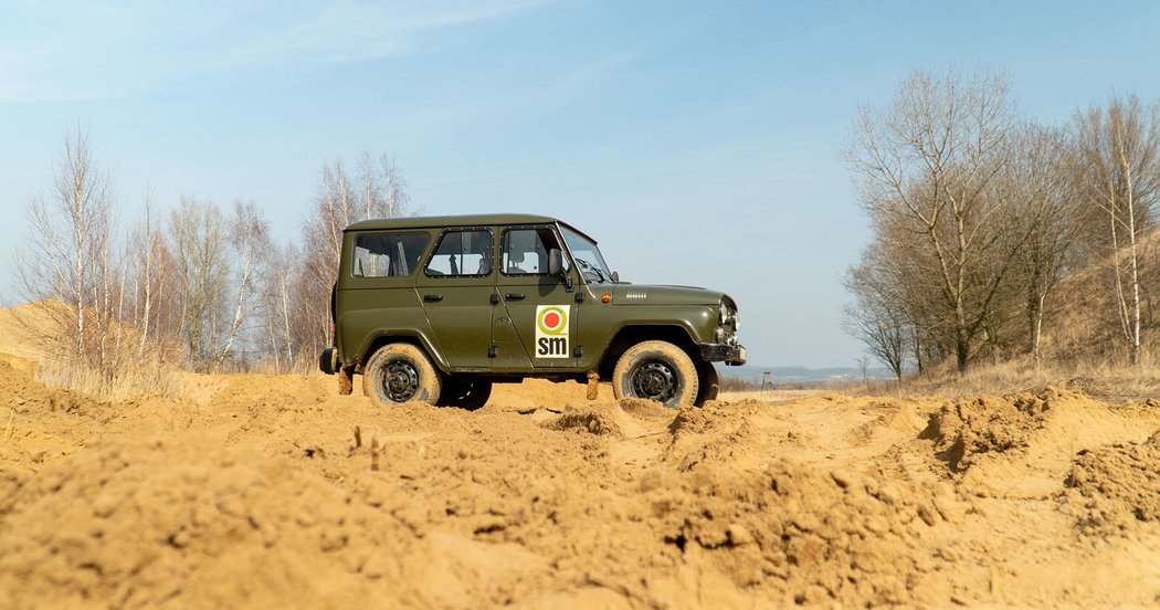 Na Velebudickou výsypku v místě zaniklé obce Židovice léta proudila hlušina z lomů Šmeral a Šverma. Dnes tam mají kluci z Off roadsafari k dispozici terénní polygon, kde si mohou majitelé vozů 4x4 pod dozorem vyzkoušet své schopnosti.