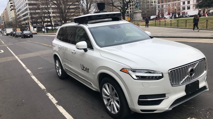 Automobil společnosti Uber Advanced Technologies Group vybavený čidly a kamerami sbírá v ulicích Washingtonu data využitelná pro další vývoj samořiditelných vozů.