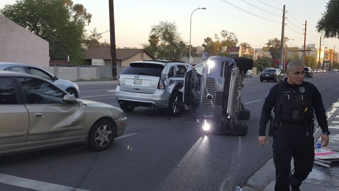 Jeden z vozů firmy Uber se během jízdy v automatickém režimu srazil s jiným automobilem.