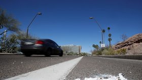 Za nehodou vozu Uber jedoucího na autopilota a chodkyně je podle arizonské policie chyba chodkyně, ta vstoupila autu do cesty nečekaně a z neosvětleného místa.