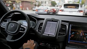 Za nehodou vozu Uber jedoucího na autopilota a chodkyně je podle arizonské policie chyba chodkyně, ta vstoupila autu do cesty nečekaně a z neosvětleného místa.