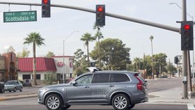 První smrtelná nehoda auta jedoucího na autopilota byla zaviněná chodcem. Žena před auto vstoupila nečekaně a z neosvětleného místa, tvrdí arizonská policie.