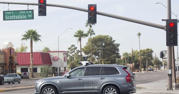 Ve smrtelné srážce samořízeného vozu Uber je stroj bez viny, žena mu „skočila“ do cesty