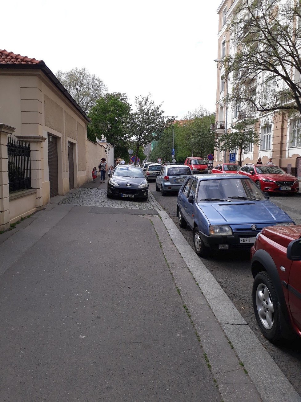 Řidiči v Praze často musejí na chodník