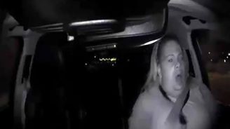 Policie ukázala video smrtelné nehody samořídícího auta Uberu. Zachycuje srážku i výraz pasažérky