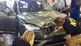 Samořídící auto Uberu, které srazilo ženu, jež přecházela vozovku mimo přechod