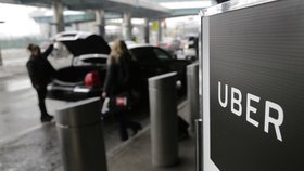 Uber je je alternativní taxislužba. Zákazníky vozí obyčejní lidé ve svých vlastních autech.