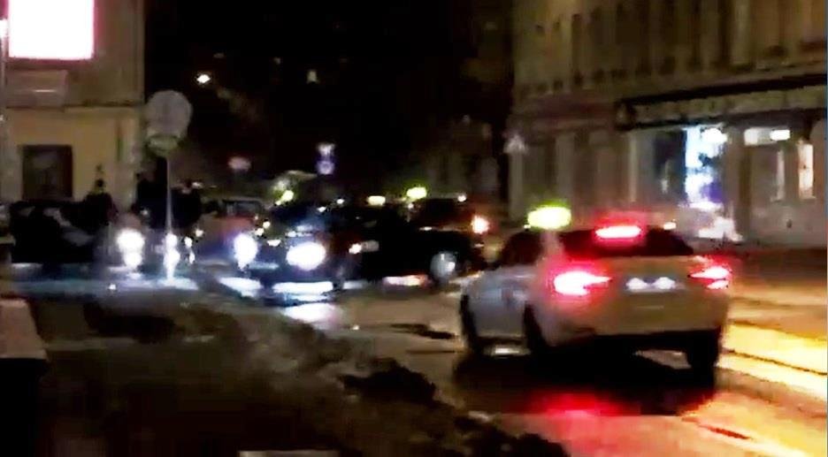 Útoky na Uber řidiče se množí, taxikáři jim zablokují cestu, polepí auto, vypustí gumy a vyhrožují jim.