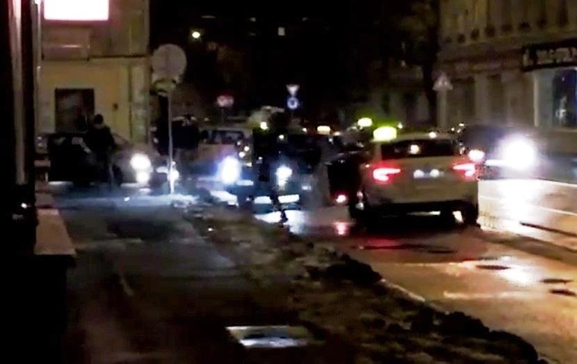 Útoky na Uber řidiče se množí, taxikáři jim zablokují cestu, polepí auto, vypustí gumy a vyhrožují jim.