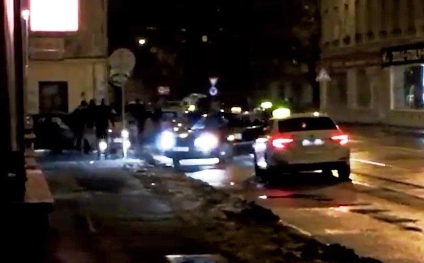 Útoky na Uber řidiče v Brně před třemi lety:  Taxikáři jim zablokovali cestu, polepili auto, vypustili gumy a vyhoržovali jim.