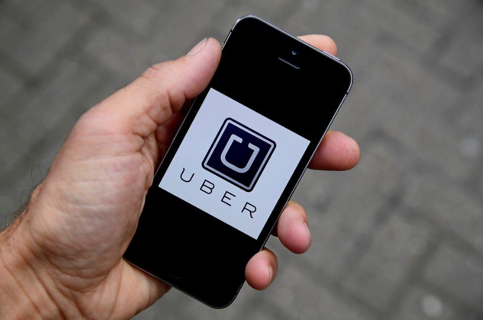 Uber mezi taxikáři vyvolává kontroverze.
