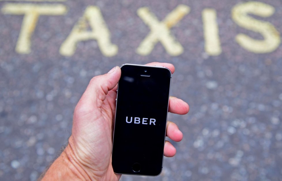 Novelu zákona, která by řešila fungování alternativních taxislužeb typu Uber, se určitě nepodaří předložit na nejbližší schůzi Sněmovny, jež začne příští týden.