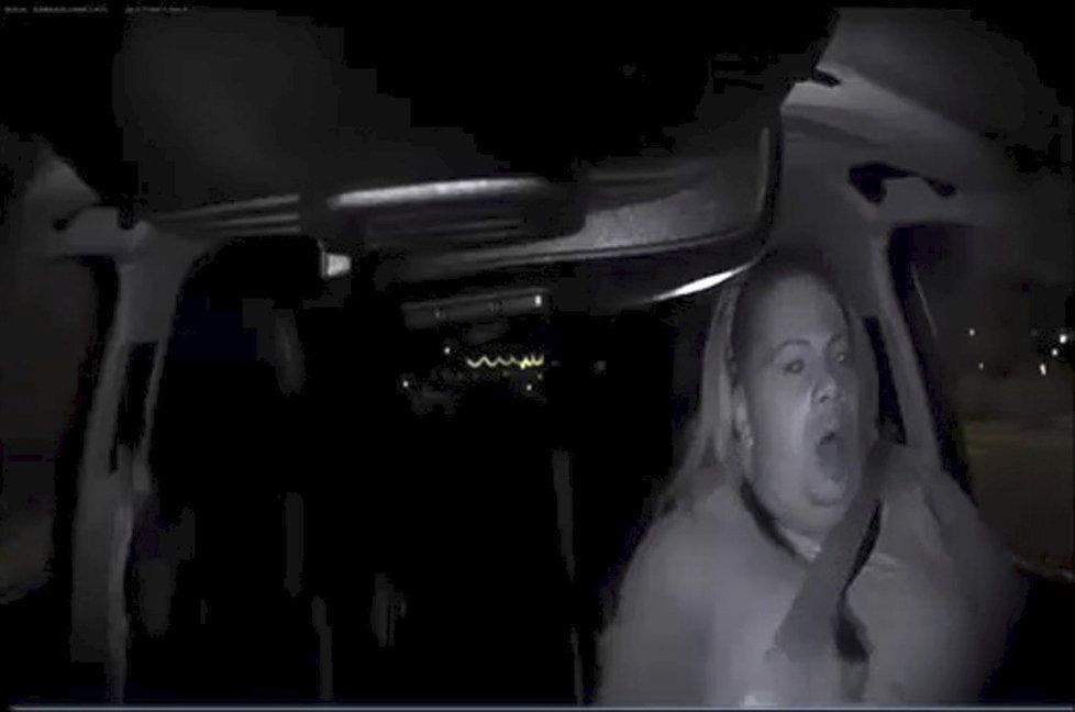 Policie zveřejnila záběry z kamery uvnitř Uberu, který mimo přechod v USA srazil ženu. Na snímku je řidič Rafaela Vasques.