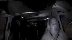 Policie zveřejnila záběry z kamery uvnitř Uberu, který mimo přechod v USA srazil ženu. Na snímku je řidič Rafaela Vasques.