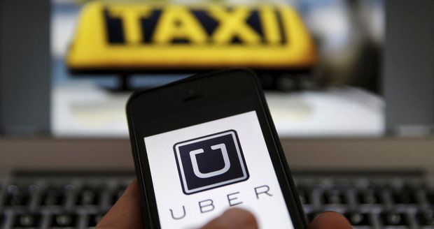 Na černé taxikáře čekají přísnější tresty. Bič na Uber ale na vládě vypadl