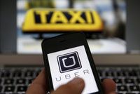 Na černé taxikáře čekají přísnější tresty. Bič na Uber ale na vládě vypadl