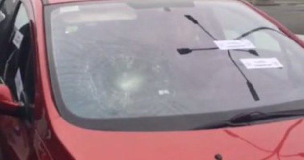 Taxikáři napadli na letišti řidiče Uberu, jednomu z nich dokonce rozbili čelní sklo.