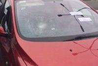 Válka taxi vs. Uber: Za rozbité čelní sklo při demonstraci dostal taxikář prospěšné práce