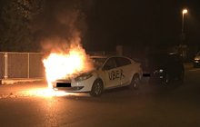 Shořelo auto s nápisem Uber: Jde o konkurenční boj mezi taxikáři? 