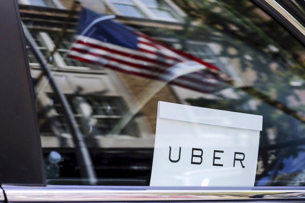 Novelu zákona, která by řešila fungování alternativních taxislužeb typu Uber, se určitě nepodaří předložit na nejbližší schůzi Sněmovny, jež začne příští týden