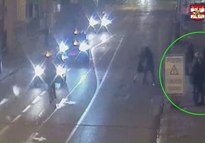 Drsná bitka obou mužů před zraky svědků (v zeleném kroužku) na autobusové zastávce v Břeclavi.
