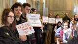 Dejte byty bezdomovcům! 20 je málo, darujte 80: Stovka lidí demonstrovala na zastupitelstvu v Brně