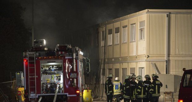 V Německu hořela další ubytovna pro běžence: Zranilo se pět lidí
