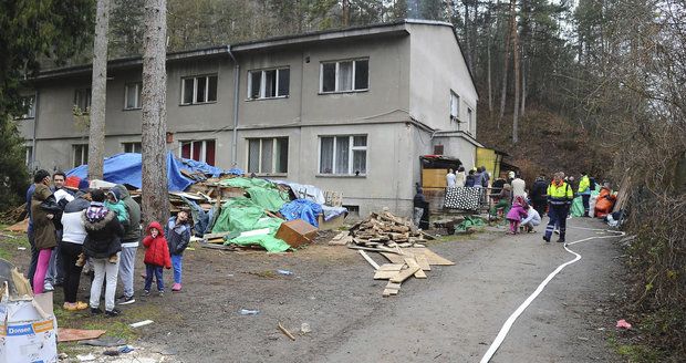 Z ubytovny v Radotíně evakuovali 30 lidí: Uvnitř začala hořet pračka