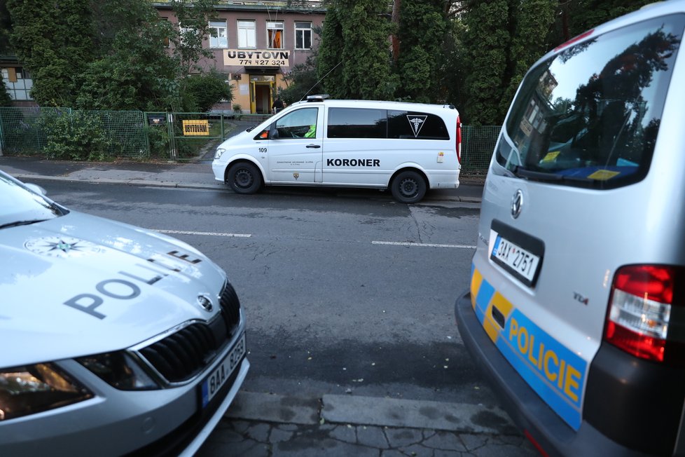 Pražská policie prošetřuje úmrtí osoby na ubytovně ve Štěchovické ulici ve Strašnicích.