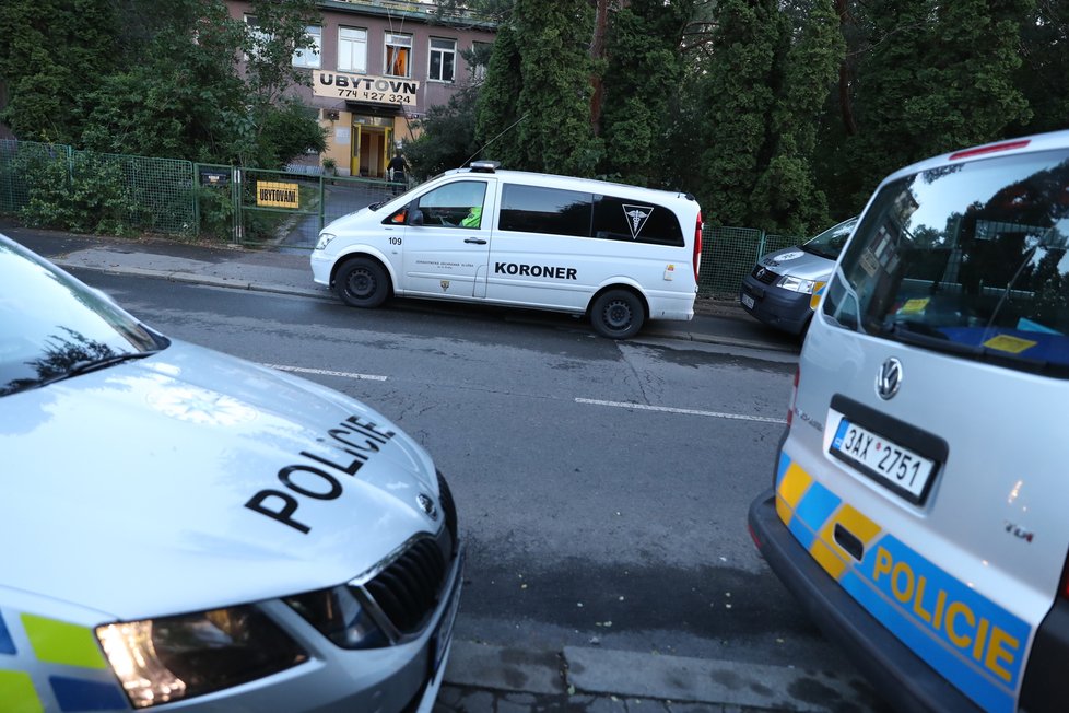 Pražská policie prošetřuje úmrtí osoby na ubytovně ve Štěchovické ulici ve Strašnicích.