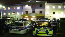 Útočník s nožem zranil šest lidí v azylovém centru u Berlína.