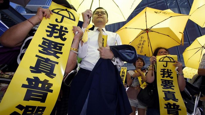 Účastníci demonstrace v Hongkongu