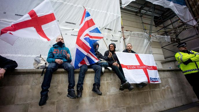 Účastníci demonstrace v Londýně