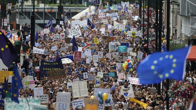 Účastníci demonstrace za setrvání Británie v EU