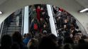 Účastníci protestu na čas zcela zaplnili vestibul pražské stanice metra Staroměstská
