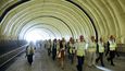 Účastníci slavnostního ukončení ražby tubusů si prohlížejí pražský tunel Blanka, odkud dělníci 5. září vyvezli poslední kubík vytěžené zeminy.