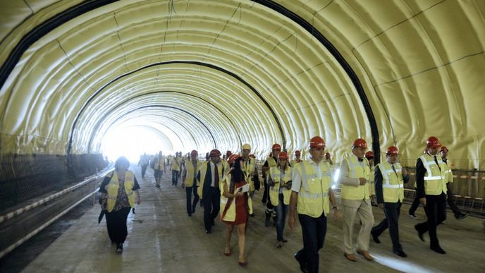 Účastníci slavnostního ukončení ražby tubusů si prohlížejí pražský tunel Blanka.