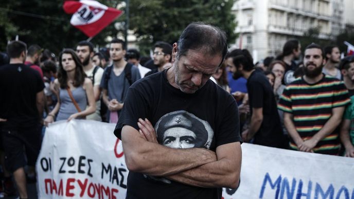 Účastník demonstrace v Aténách