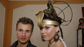 Otakar Dohnal (18) z Děčína vytvořil modelce Tereze Krunclové (16) účes ve stylu egyptské královny