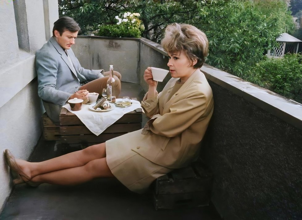 Ucho (1970): Film Jana Procházky a Karla Kachyni patřil k těm zapovězeným titulům, které ležely na dně pomyslného trezoru vůbec nejhlouběji. Jednak proto, že jméno spisovatele Procházky se nesmělo veřejně vyslovit, jednak proto, že film s přibývajícím časem kupodivu stále nabíral na aktuálnosti. Ucho (1970): Film Jana Procházky a Karla Kachyni patřil k těm zapovězeným titulům, které ležely na dně pomyslného trezoru vůbec nejhlouběji. Jednak proto, že jméno spisovatele Procházky se nesmělo veřejně vyslovit, jednak proto, že film s přibývajícím časem kupodivu stále nabíral na aktuálnosti.