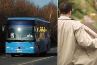 Exhibicionista v autobuse: Na cestující vytahoval penis z kalhot!