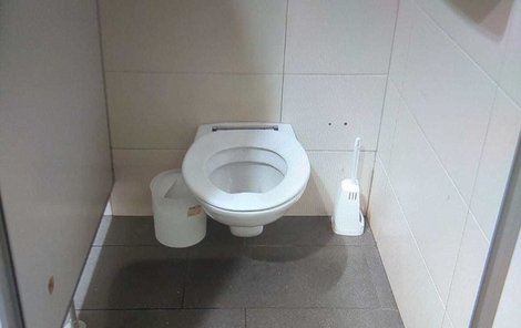Na této toaletě neznámý šmírák vyděsil ženu.