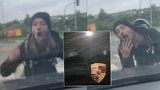 Blázen zaútočil v Butovicích na porsche: Poničil kapotu, na řidiče ukazoval úchylná gesta