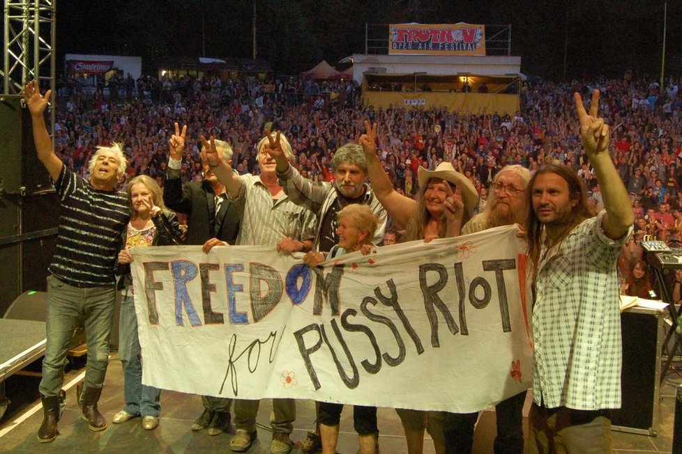 Účinkující i návštěvníci festivalu podpořili ruskou dívčí skupinu Pussy Riot vězněnou za politické postoje Putinovým režimem. K podpoře se přidal i John Cale (vlevo).