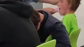 Učitel strkal žákovi do úst hadr.